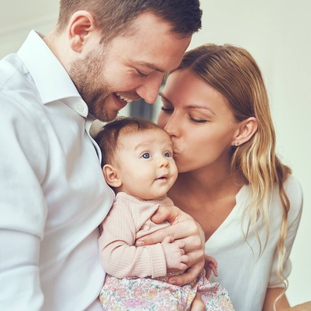 Foto genitori con bambino neonato